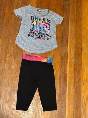 Girls Gray 'Dream 18'‎ Graphic Tee with Black Capri Leggings Size 3T